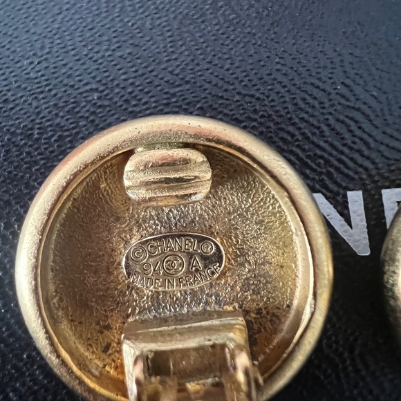 Authentic vintage Chanel button clip earrings 94A - Picture 6 of 6